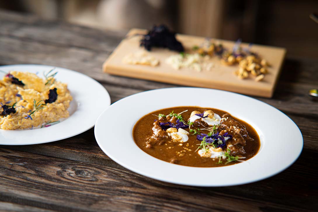 Rotes Lammcurry mit orientalischer Polenta