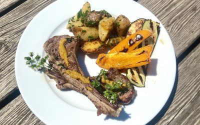 Lammkronen mit Kräutererdäpfeln, gegrilltem Gemüse und Amba-Sauce – Ein festliches Rezept für Fleischliebhaber